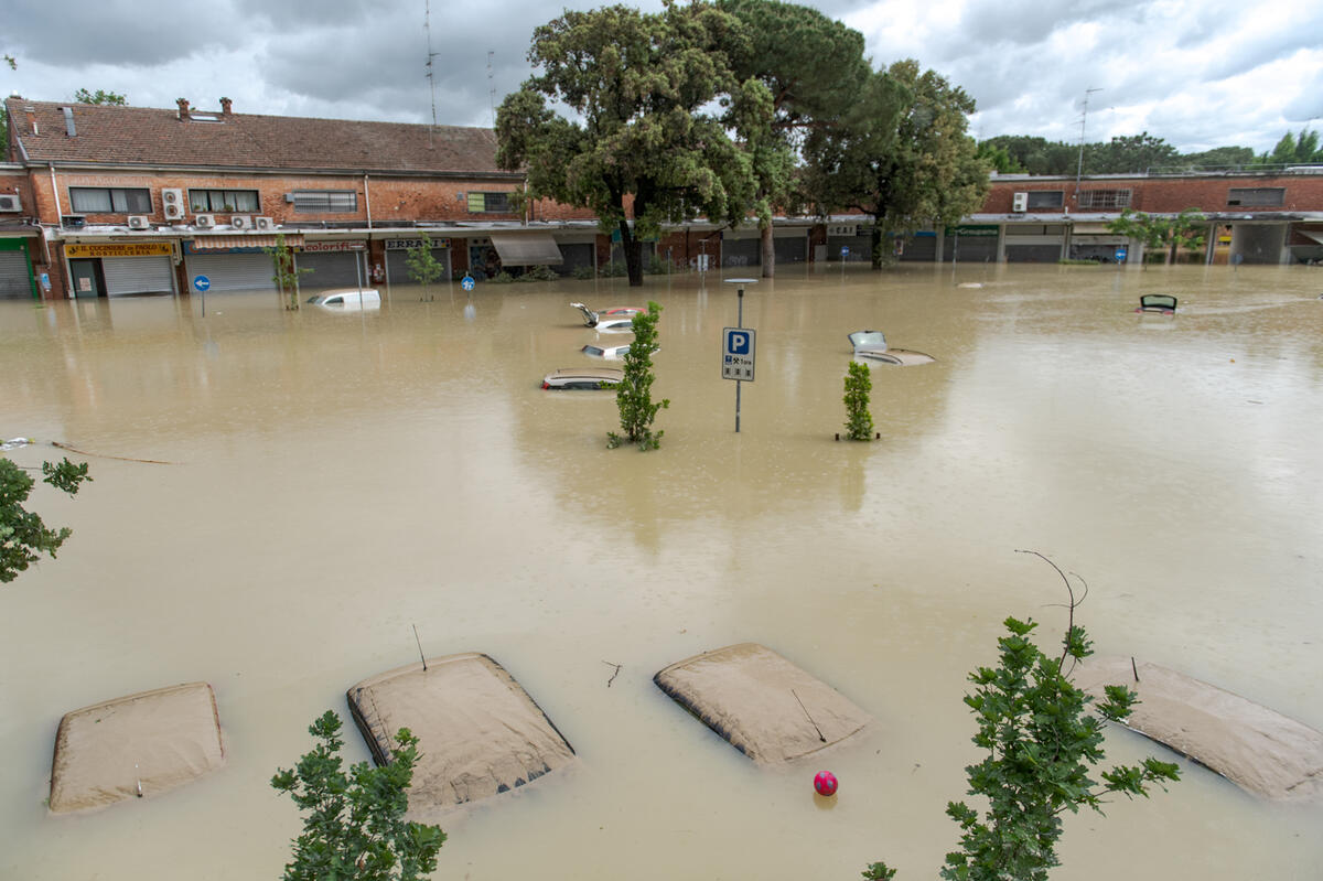 Auto sommerse dall’acqua durante la devastante alluvione che ha colpito l’Emilia-Romagna, causando vittime e migliaia di sfollati.